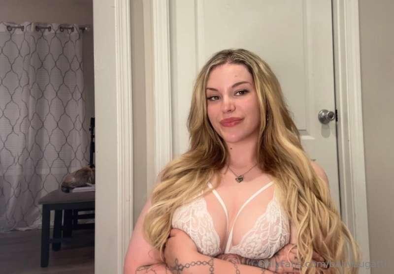 Watch me play with my titti&es and then turn around and shak..