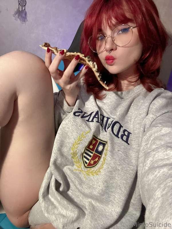 I am eating some pizza at home …🥰🥰 do you want to share a sl..