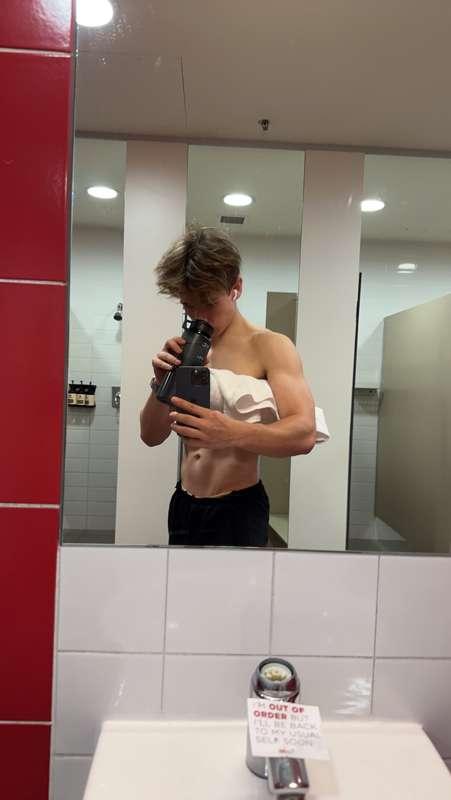i rode a dildo for my 1st time 🌽🥵 (in your DMs for cheap)