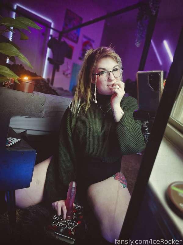 Grabby little hands 🤲🤲🤲