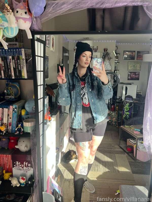 Fit check before a shoot today ✨

#fyp #tall #tallgirl #goth #gothgirl #altgirl #alternative #purplehair #thicc #musclemommy #tattoos #grunge #beanie #longlegs