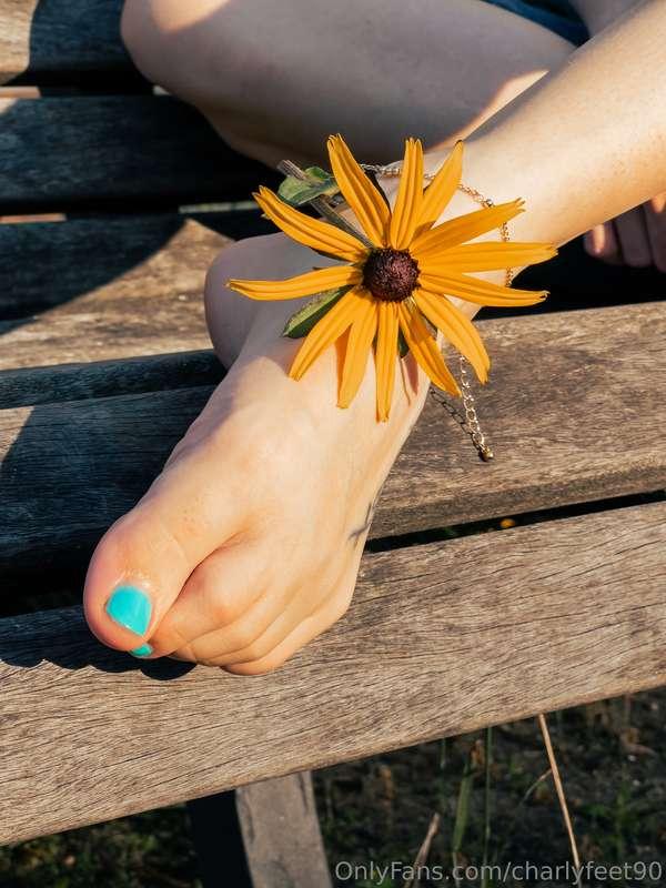 Flower Power 🌻 #flower #feet #foot #feetlovers #feetlove #su..