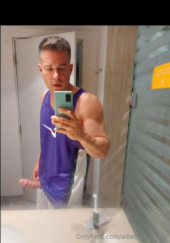 Mi polla esta con ganas de todo😜

My cock is eager for every..