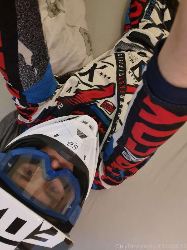 Blond boy jerk off in Mx fox gear big cum shot in fox gloves