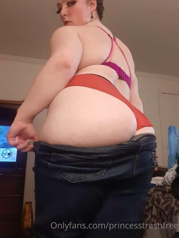 Cum watch me take this off and show off my booty and curves ..