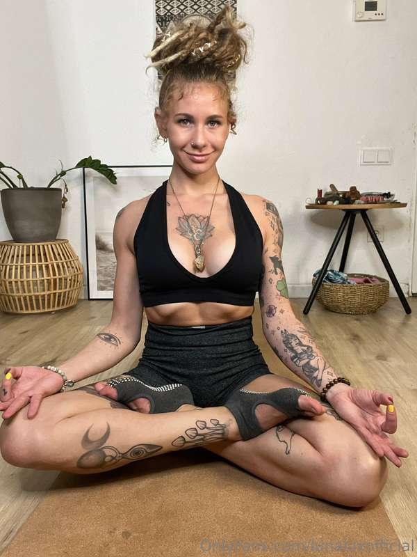 Wanna join my Yogasession? 😏👅