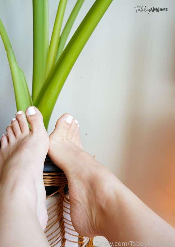 Sooooo who enjoys feet content? If it's you can you tell me if these are good or how to make them better? Lol. I am still a little self conscious of my feet... can you see the scar on the right? But I'm trying to find ways to love them more ❤️ self love is so important. 