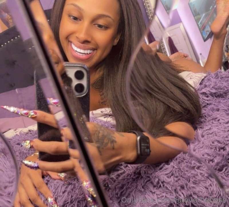talk to me in the DMs, it’ll make me smile like this 🥰