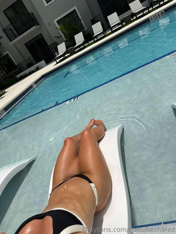 Best way to spend a Sunday ☀️🕶️ I need help putting lotion o..