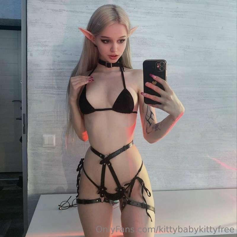 Let me distract you👉@pipsikk💋
Cute girl @pipsikk loves to pl..
