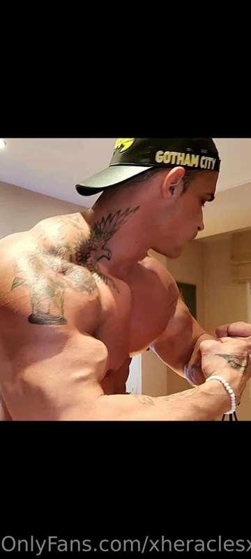 HOT MUSCLES 🔥🔥😏