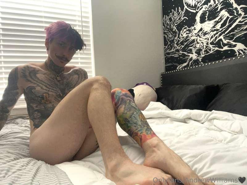 Big feet😏