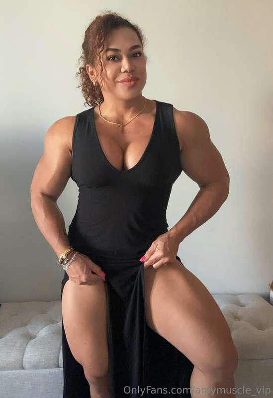 The dress looks better with muscles 🤗💪🏼