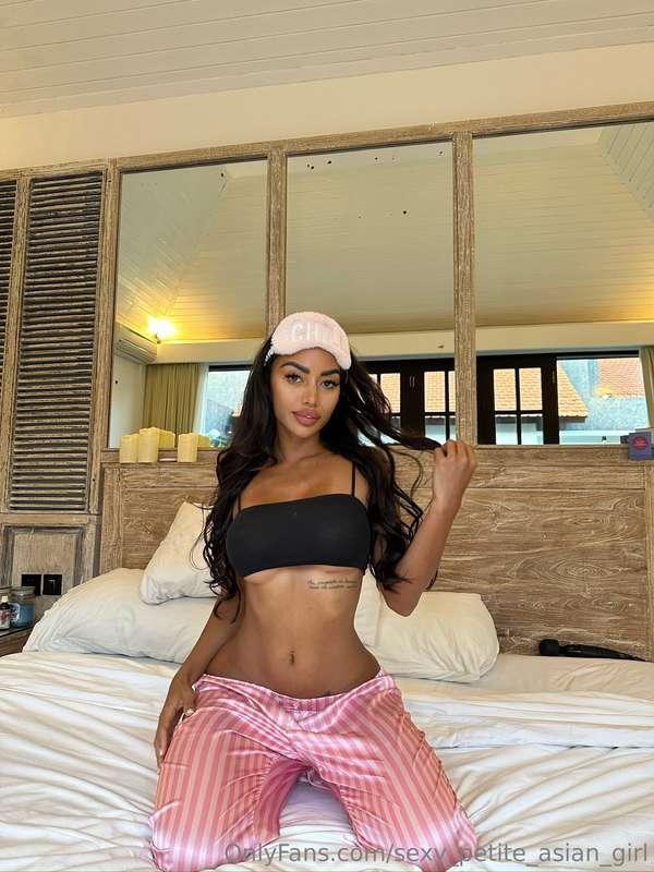 Imagine being with me in this cozy bed 😋
