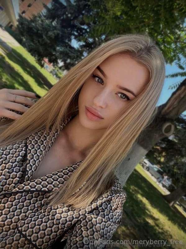 Hey ! 😛 Sub to @honey_annie and enjoy her tight and ass in a..