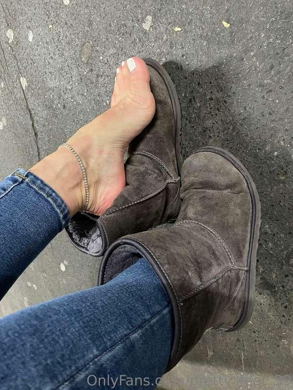 Would you worship my sweaty feet straight out of my uggs and..