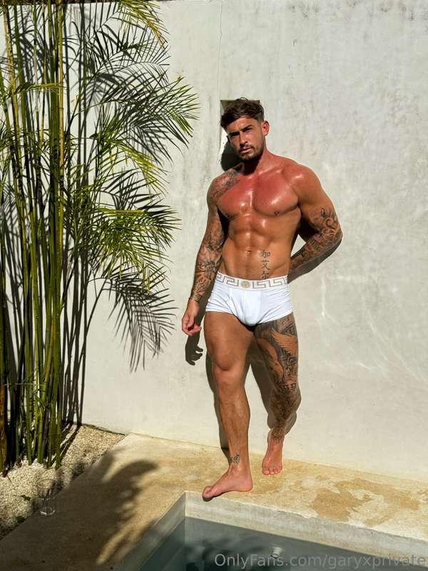 Who to remove my underwear ?! 🥵 I’m hot