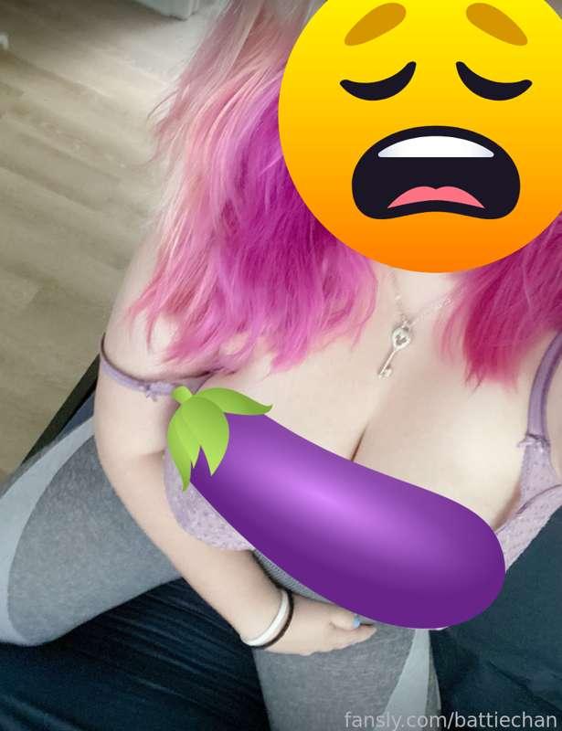 Throw back Thursday 🥵 God I miss this hair color 💗 
I promise I'll be back to posting more recent IRL content soon I've just been feeling extra shy lately 😓