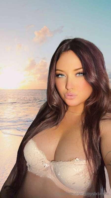 MY BESTIE NEEDS A SEXTING BUDDY! 🩷💦 SHE’S ONLINE AND HER PAG..