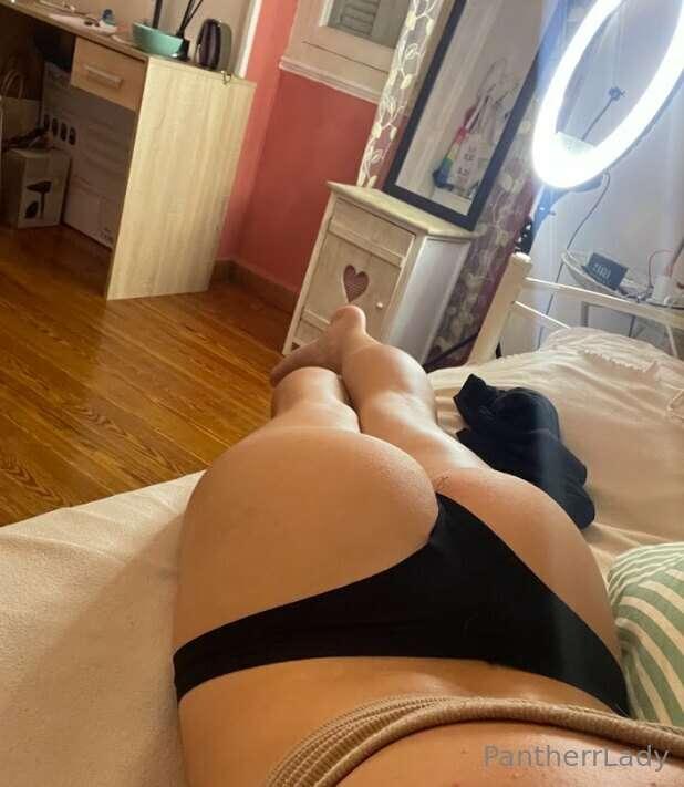 It's late and i'm alone and feeling naughty.. 😈 Got ideas?