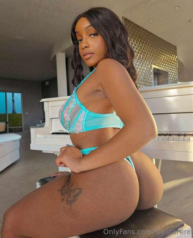 Could you handle this ass riding back on you? 🥵