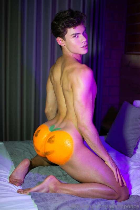 Trick or Treat!? 👻 This pumpkin 🎃 wants dicks 🍆 instead of c..