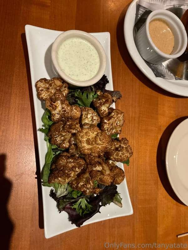 Dinner looks so good tonight but dessert will be better! 👅🍰
..