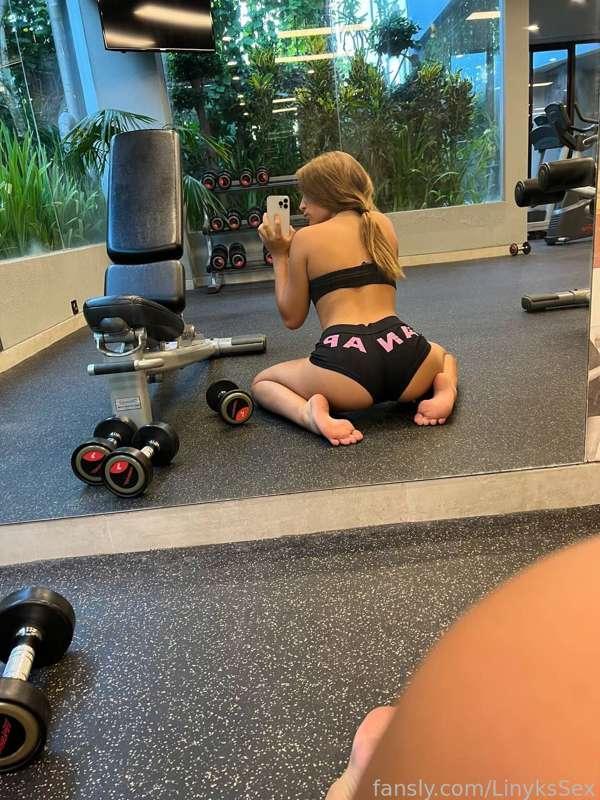 Wanna be my workout buddy?😈