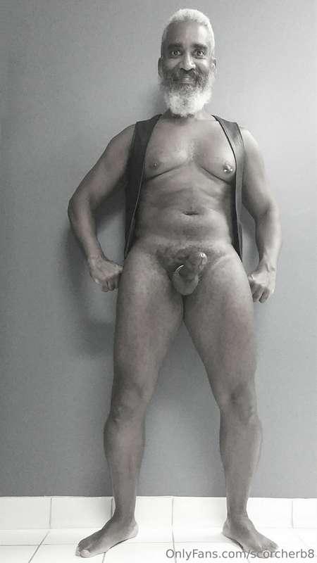 Monochrome Monday!  #beard #musculardaddy #gay #feet #gaycru..