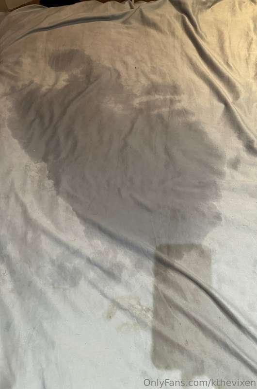 Ever met a MILF next door who can squirt like this? 🤷‍♀️💦🫣