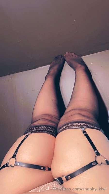 Thigh highs and thigh squish ? Sign me up 💚💚