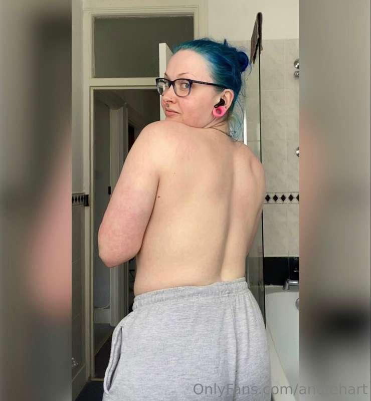 this back is in need of some soft kisses 😤
