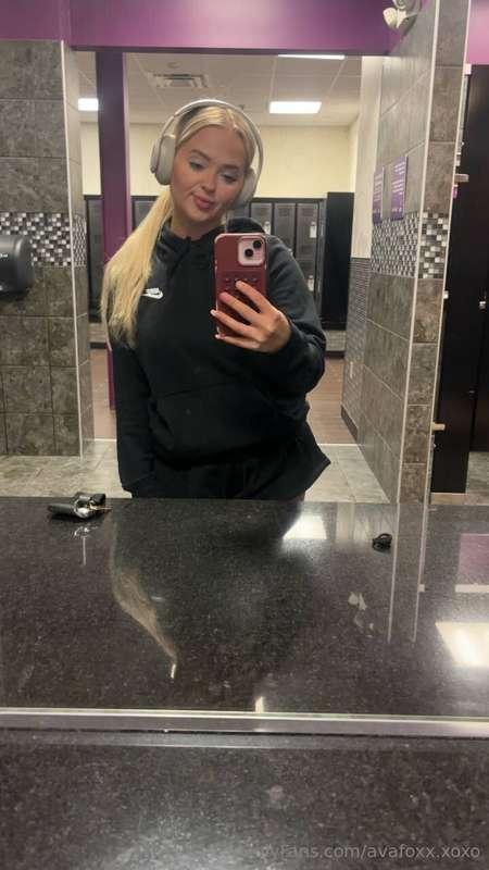  Slide into my DMs 💋 I dare you to take my clothes off with ..