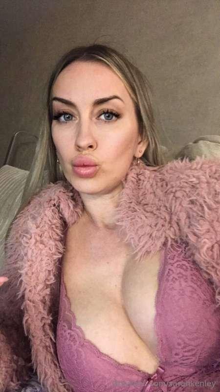 Pink definitely suits my eyes, don't you agree?😉