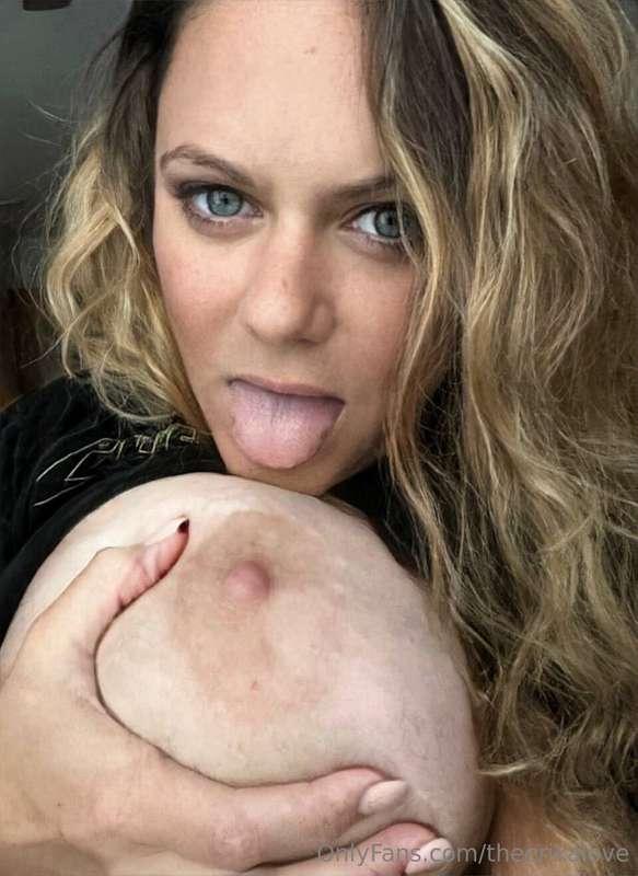 would you lick my tits?👅