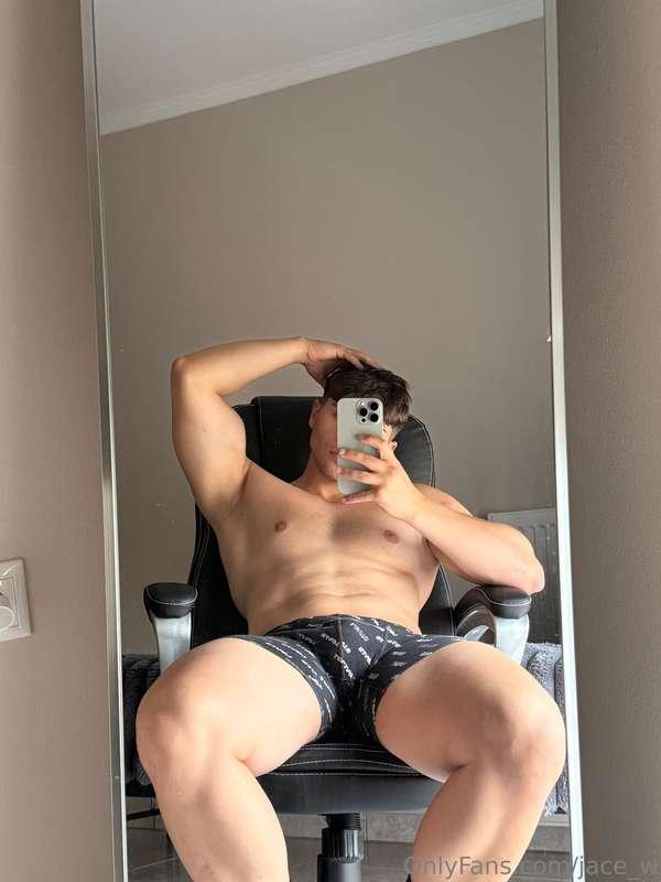 Who’s a good boy to take the seat? DM me and let’s see😈