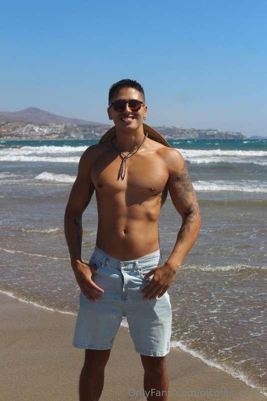 Un papacito en la playa 