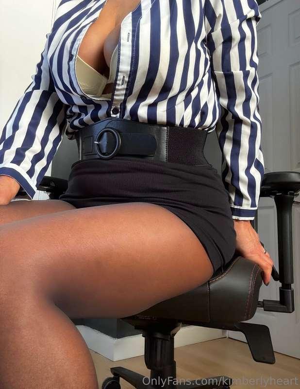Back to the classic black mini skirt today 😈😈😈always a favou..