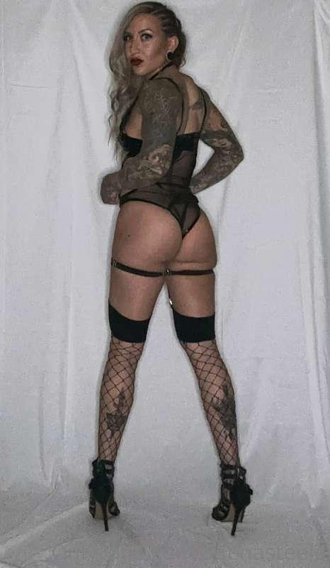 Thanks to everyone subscribing so far!! Lots more to come 😘🖤