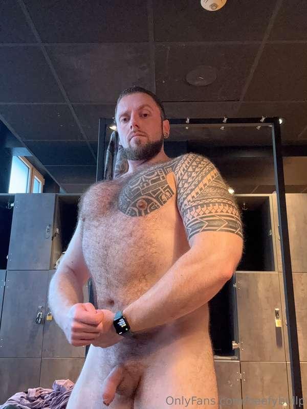 Big muscle bear 🐻 during his workout and naked in the locker..