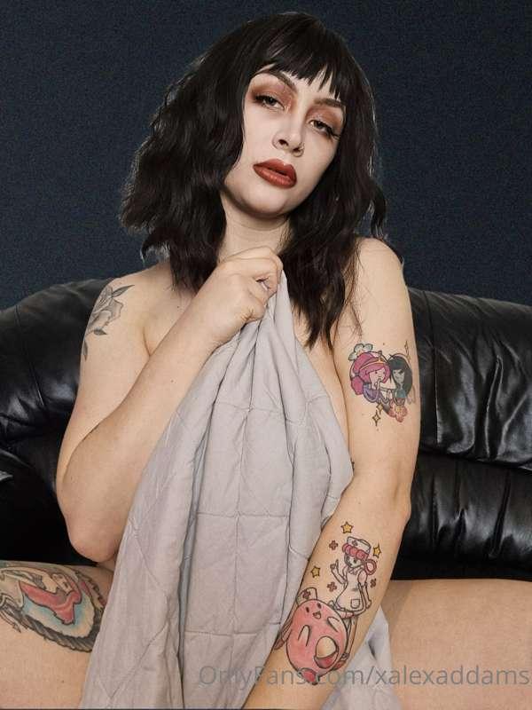 I was feelin artsy 🎨 should I do a boudoir photoshoot soon? ..