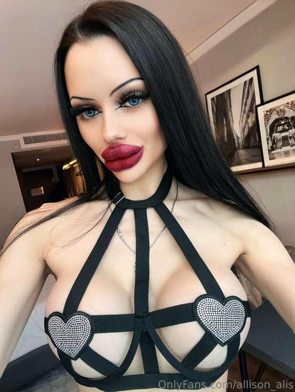 Red swollen lips💋 isn’t they perfect?!