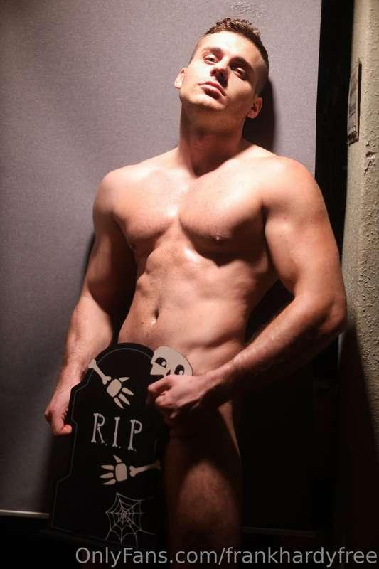 hellowen is coming soon🎃lots of exciting content here👉🏼 @fra..