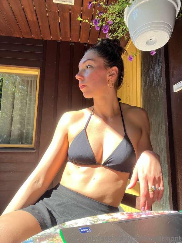 I don’t want tan lines (that’s a lie, I fucking love tan lin..