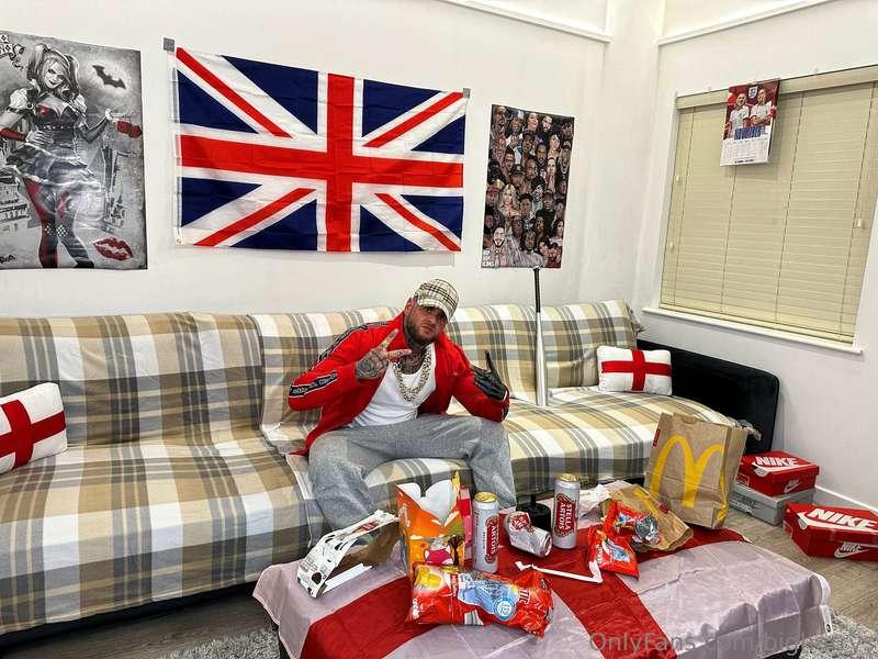 Just kicking back watching the footy.. waiting for the boys ..