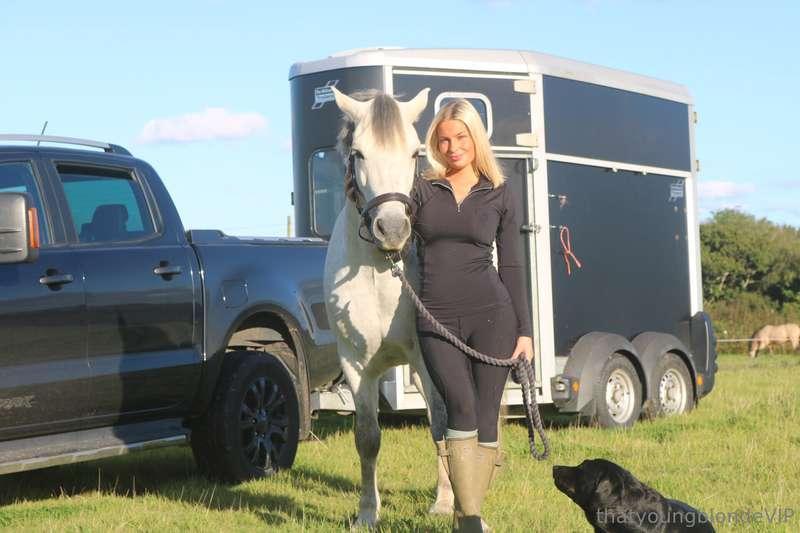 Your favourite blonde horse girl 👱🏼‍♀️🐴