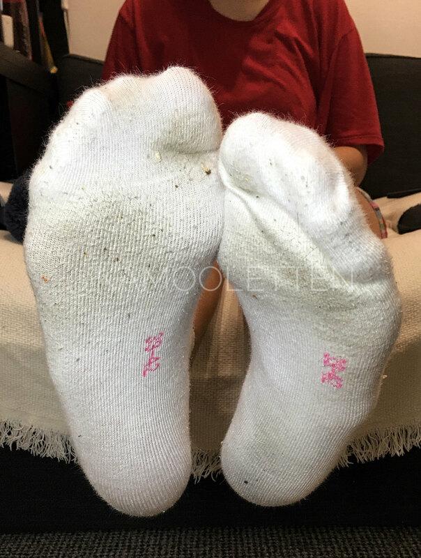 Smelly dirty white socks. Come here and smell them dog.

2 m..