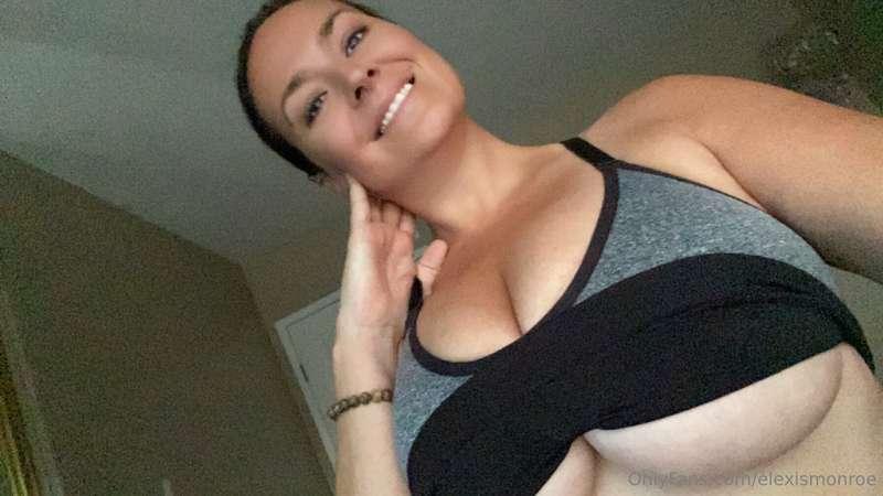 Friday morning under boob appreciation post.