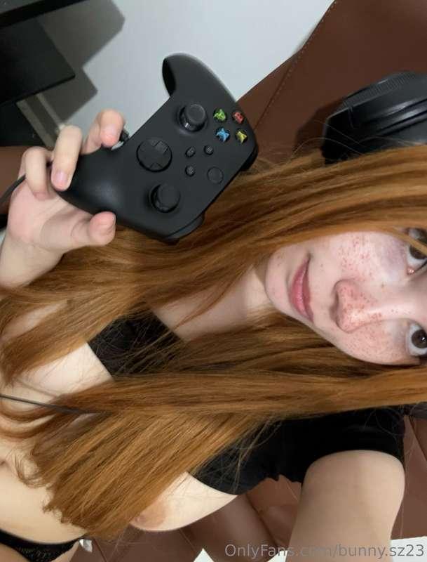 I'm your gamer girlfriend and I want to see how you play, si..