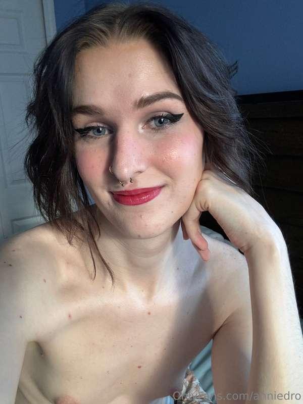 happy saturday stinkers!! enjoy these sunny topless pics :3
..